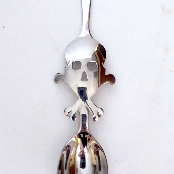 NEW SKULL CROSSBONES GLASS COCKTAIL SHAKER TOXIC SPIRITS NAPKINS ABSINTHE SPOON - Picture 3 of 15